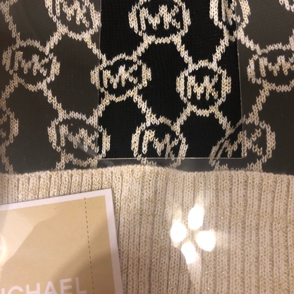 Michael kors hat and scarf gift set - Picture 3 of 4